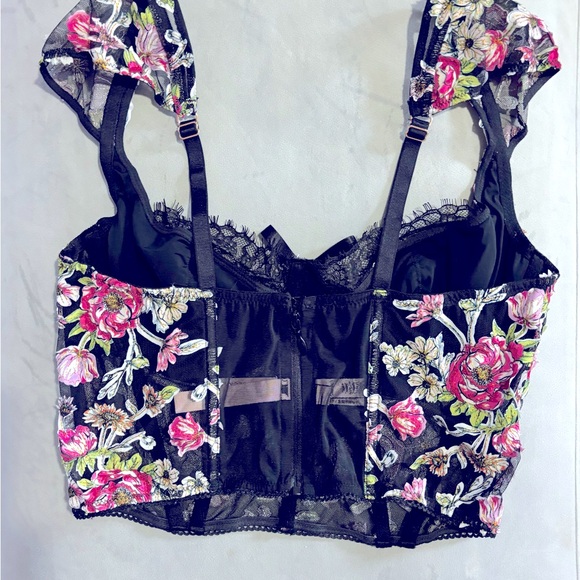 Victoria's Secret Dream Angels Black Floral
Lace Corset Top & Matching thongs. - Picture 11 of 14